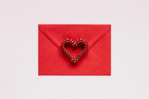 The Ultimate Guide to Small Romantic Gifts: Expressing Love Through Thoughtful Gestures